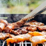 Grillzange im Einsatz