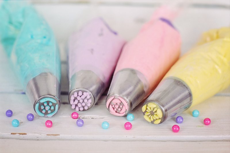 Du kannst den Spritzbeutel mit mehreren Farben befüllen, damit die Dekoration Deiner Cupcakes noch ausgefallener wird.