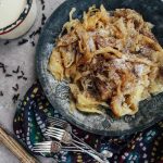 Rustikales Essen in einer Schmiedeeiserne Pfanne