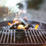 Zeigt den Holzkohlegrill beim grillen