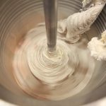Mit einer Eismaschine mit Kompressor Eis herstellen