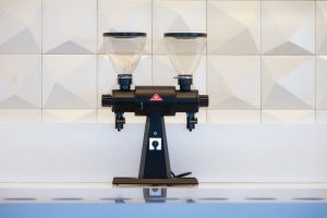 Elektrischer Fleischwolf mit zwei Trichtern