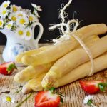 Spargelschäler hilft beim Spargel kochen