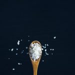 Spülmaschinensalz auf einem Holzlöffel