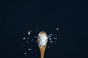 Spülmaschinensalz auf einem Holzlöffel