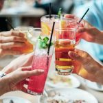 Anstoßen mit Cocktailgläsern an