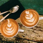 2 Kaffeetassen, Servietten und 2 Löffel