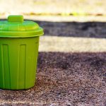 Grüner Abfallsammler als Miniatur