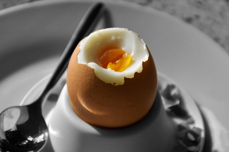Eicherbecher mit Ei und Löffel