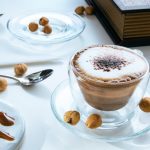 Kaffe in doppelwandigem Glas