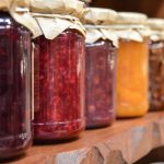 Eingekochte Lebensmittel in Einmachglaesern