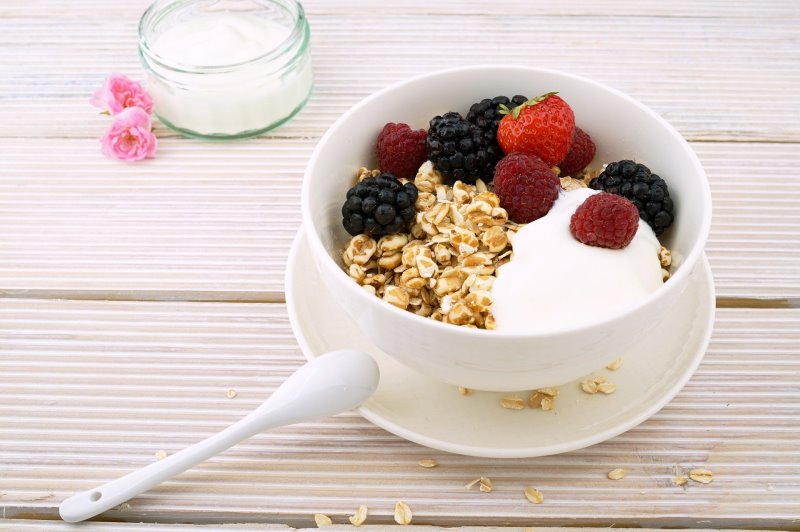 Müslischale mit frischen Früchten undLöffel