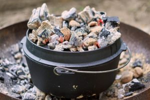 Feuertopf in heißer Glut