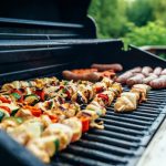 Bild auf dem ein Gasgrill beladen mit Spießen zu sehen ist.