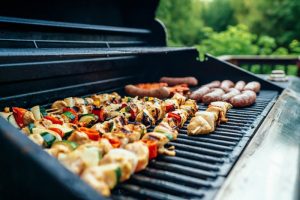 Bild auf dem ein Gasgrill beladen mit Spießen zu sehen ist.
