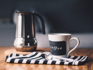 Espressokocher, Espressotasse und Löffel.