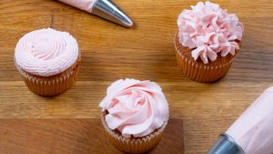 Cupcakes, die mit Spritztüllen verziert wurden