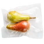 Vakuumierte Birnen in zurechtgeschnittener Vakuumierfolie