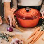 Vorbereitungen für das Kochen mit einem Bräter aus Gusseisen