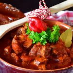 zubereitetes gulasch in keramik schale