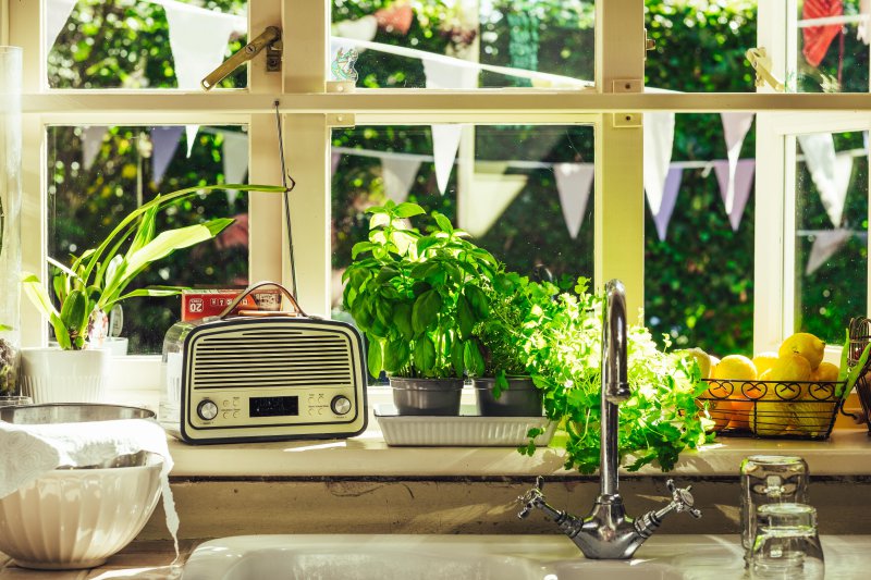 Ein Küchenradio steht auf der Fensterbank.