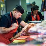Metzger arbeitet mit einem Ausbeinmesser