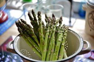 Spargel im Spargeltopf/ Sieb